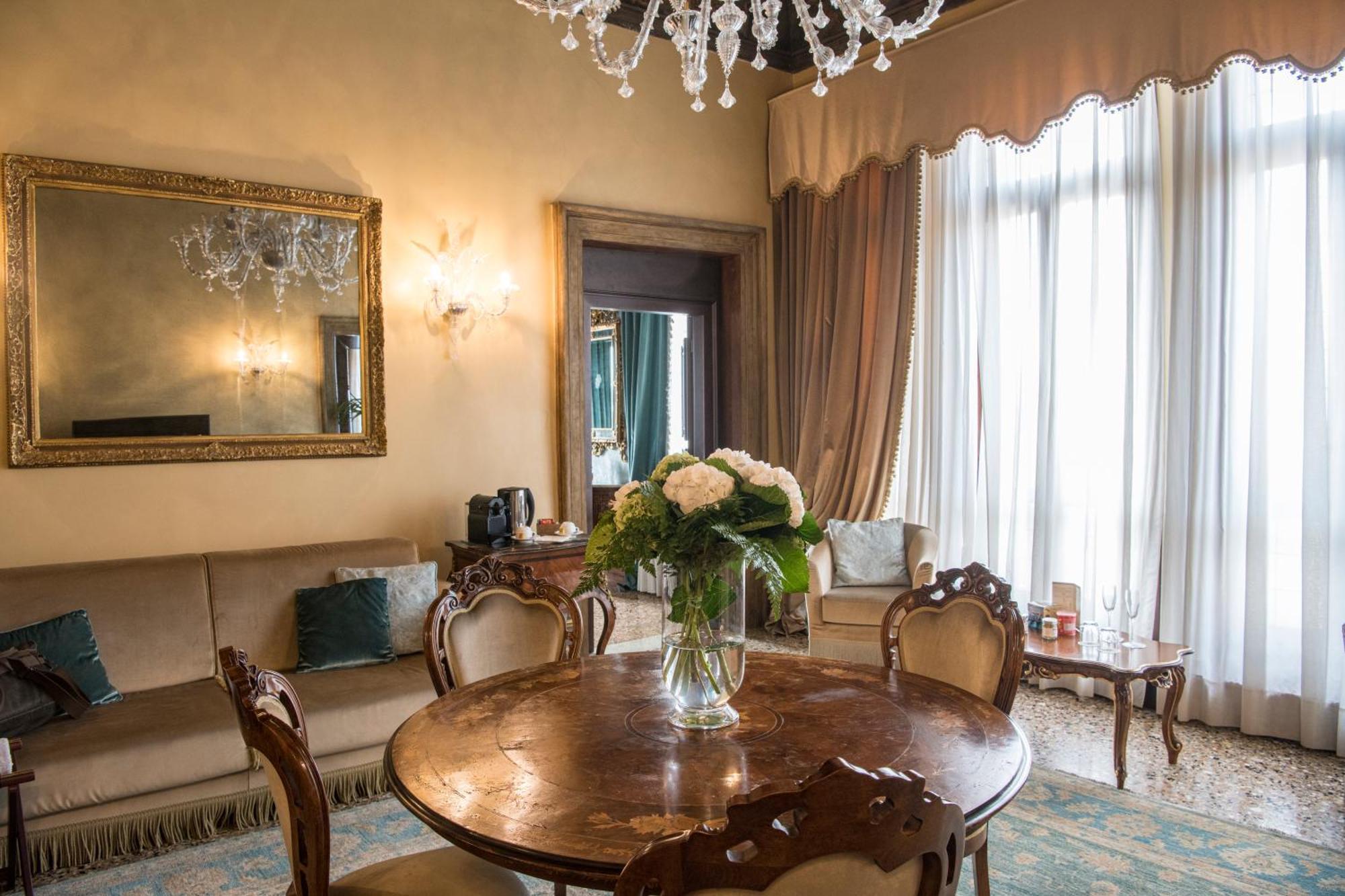Hotel Nani Mocenigo Palace Venice Luaran gambar A suite at the Hotel Excelsior