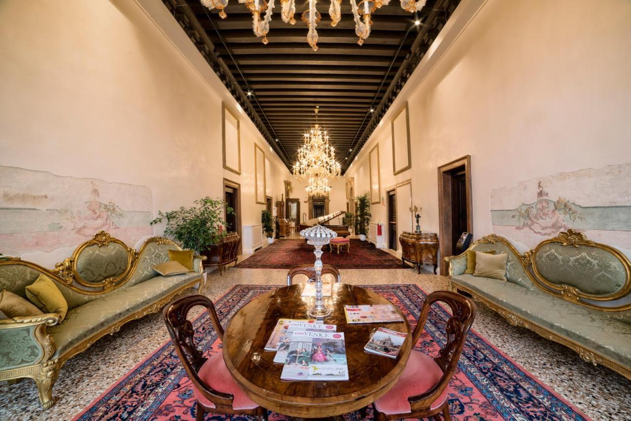 Hotel Nani Mocenigo Palace Venice Luaran gambar The lobby of the hotel